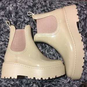 The Steve Madden Chunky Pull On Ankle Boots in size 8, Tan
